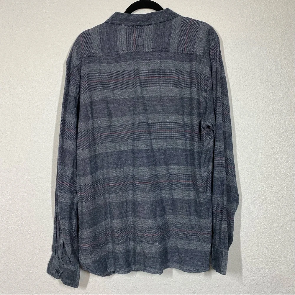 Levi’s Men’s standard fit blue striped long sleeve button down shirt